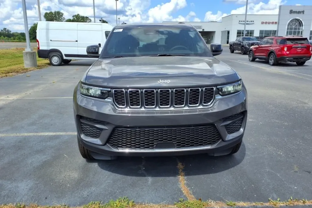 2025 Jeep Grand Cherokee Laredo photo 1