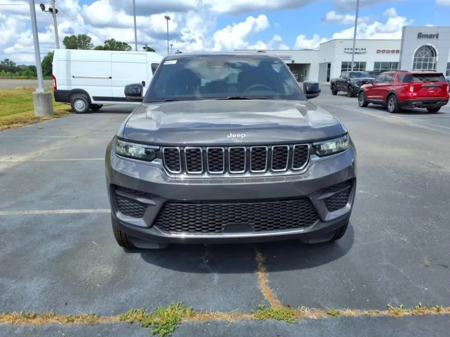 2025 Jeep Grand Cherokee Laredo photo 1
