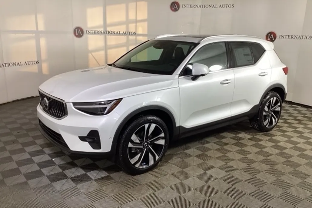 2025 Volvo XC40 photo 1