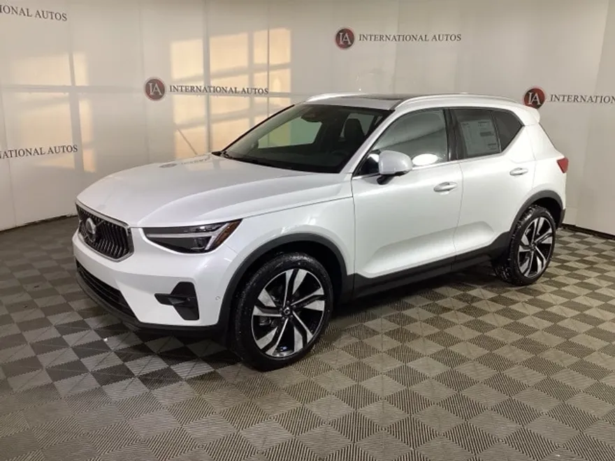 2025 Volvo XC40 photo 1