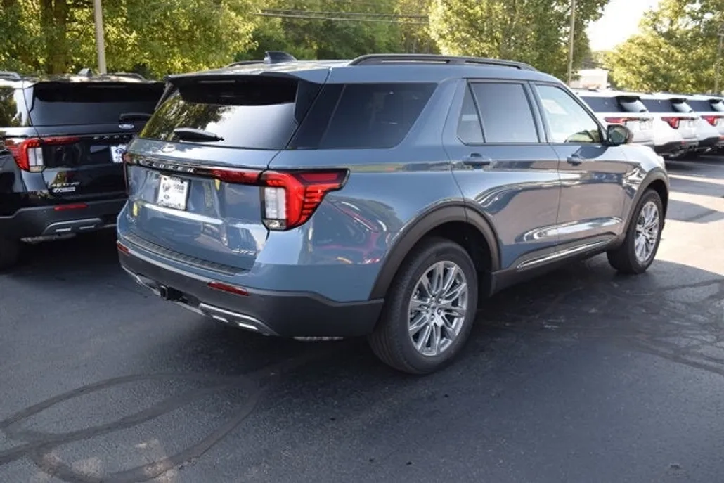 2025 Ford Explorer photo 1