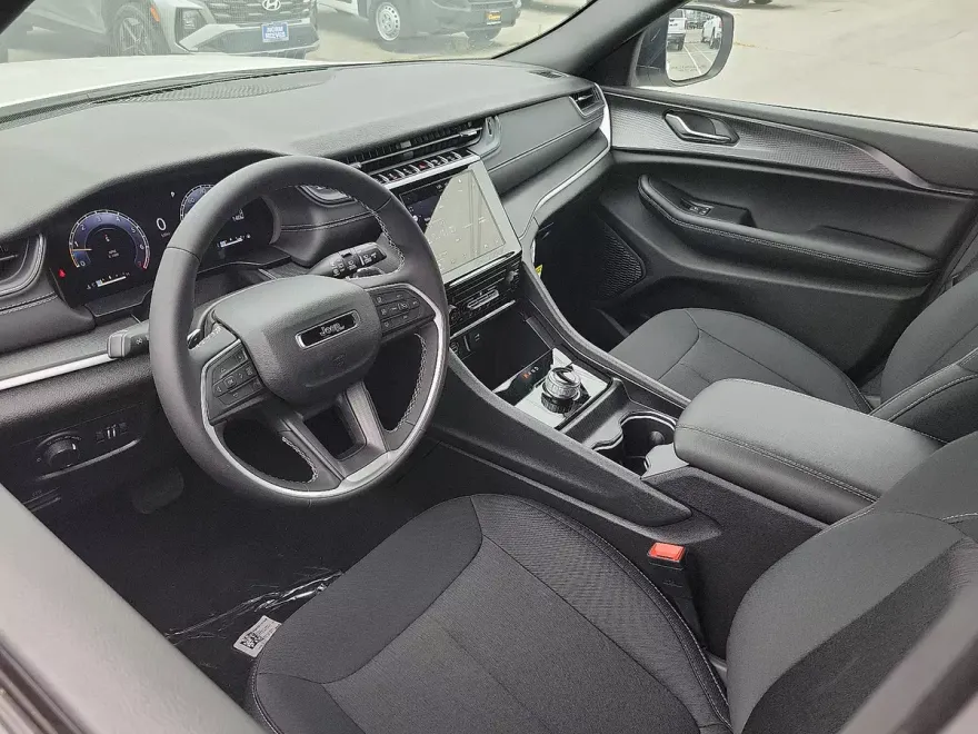 2025 Jeep Grand Cherokee Laredo photo 1