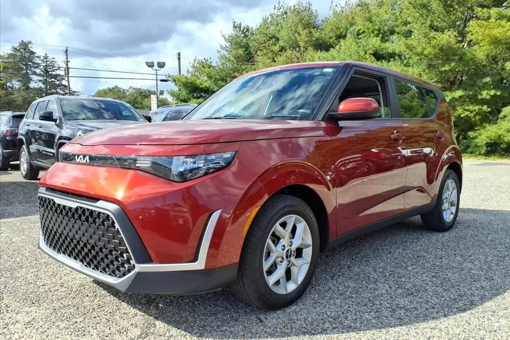 2023 Kia Soul LX photo 1