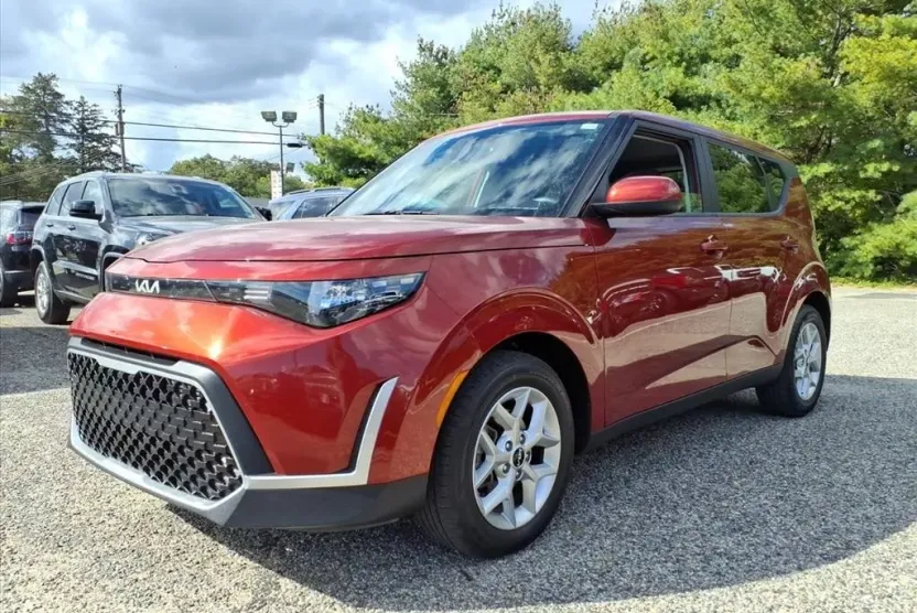 2023 Kia Soul LX photo 1