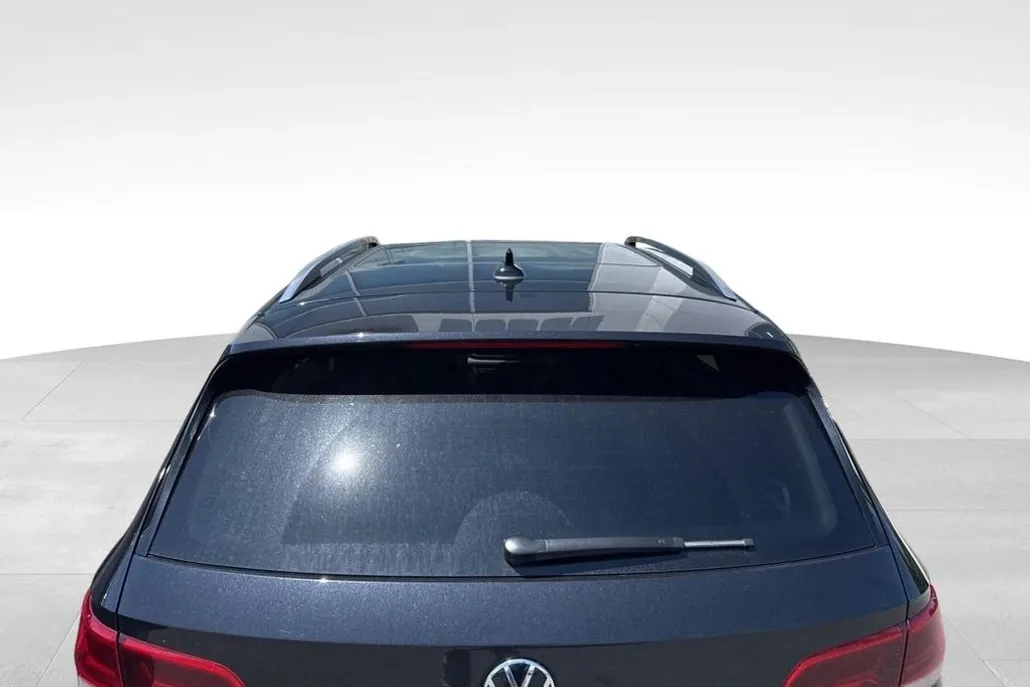 2023 Volkswagen Taos SE photo 1