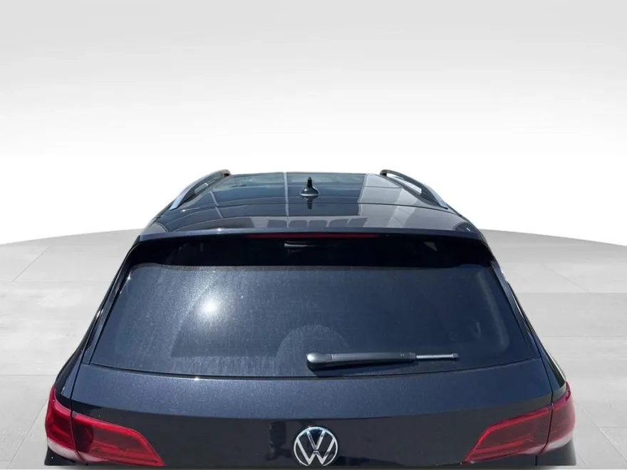 2023 Volkswagen Taos SE photo 1