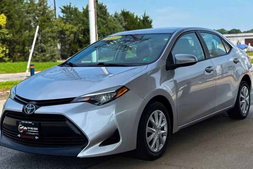 2017 Toyota Corolla LE photo 1