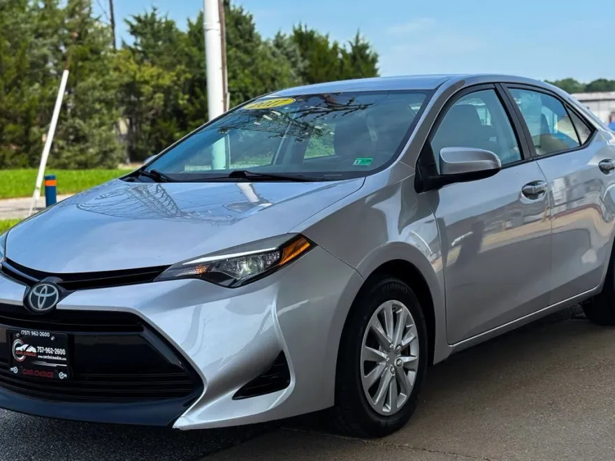 2017 Toyota Corolla LE photo 1