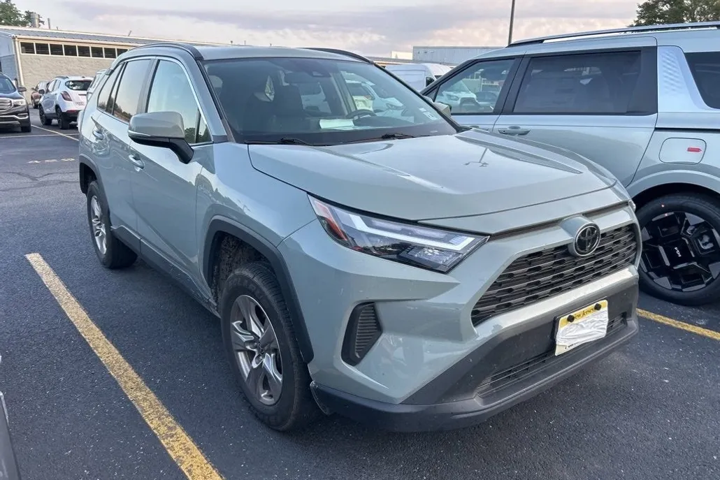 2023 Toyota RAV4 XLE photo 1