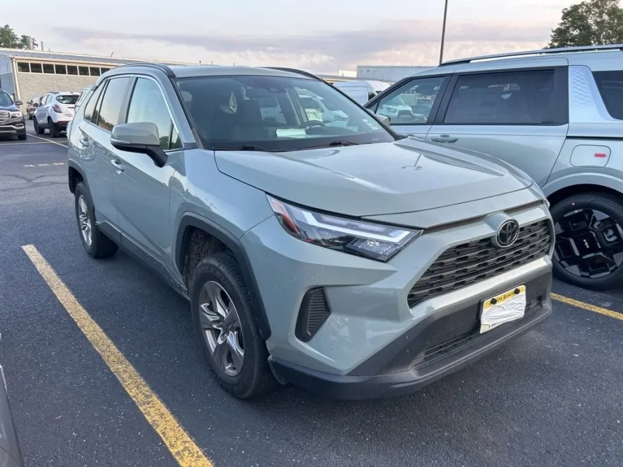 2023 Toyota RAV4 XLE photo 1