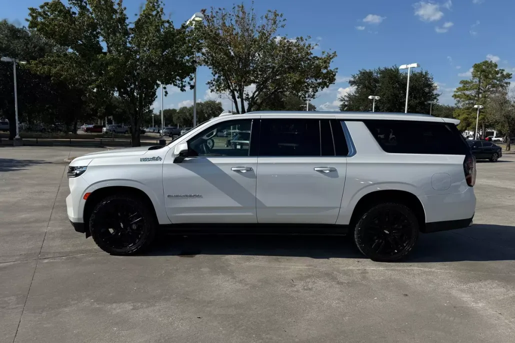 2023 Chevrolet Suburban High Country photo 1
