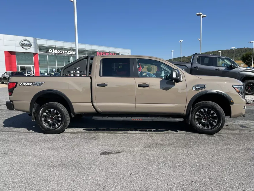 2024 Nissan Titan Crew Cab PRO-4X photo 1