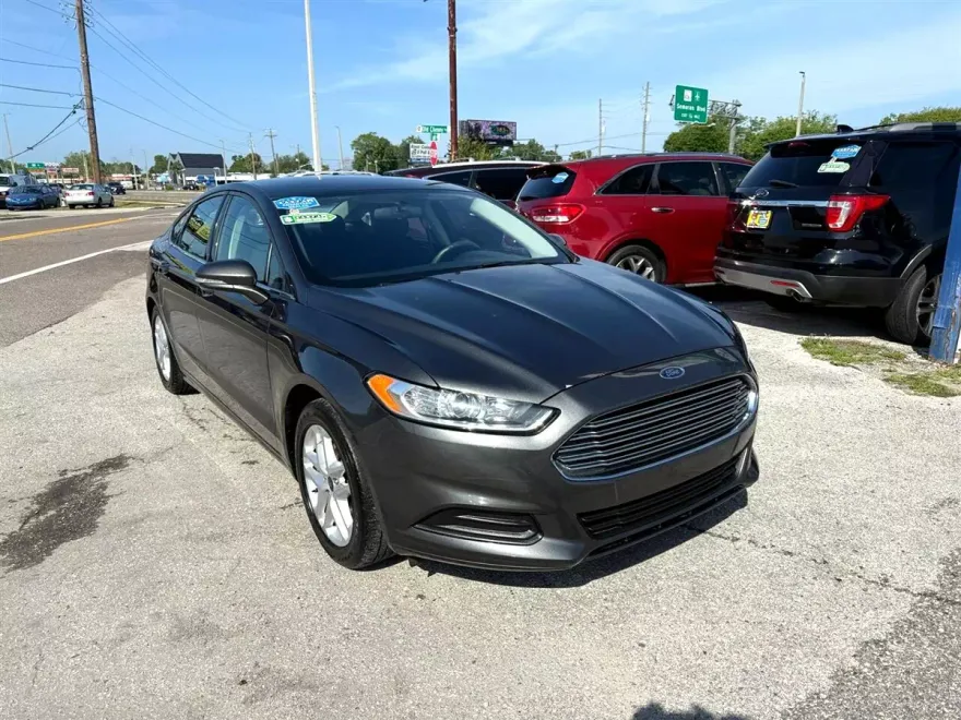 2016 Ford Fusion SE photo 1