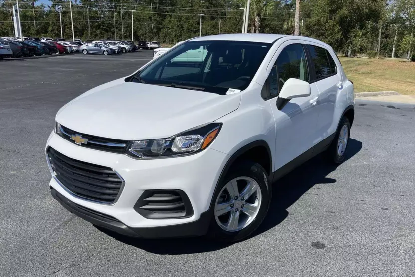 2022 Chevrolet Trax LS photo 1