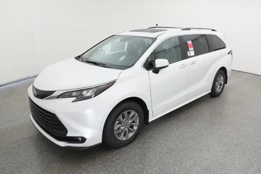 2025 Toyota Sienna XLE photo 1