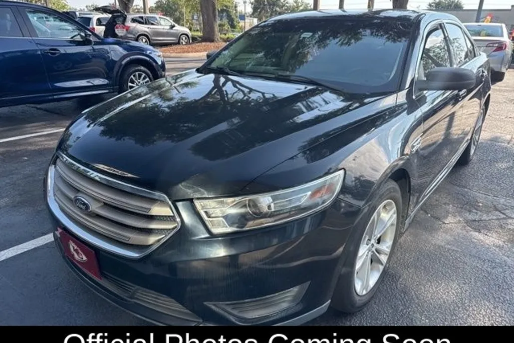 2017 Ford Taurus SE photo 1