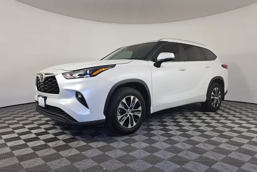 2023 Toyota Highlander XLE photo 1