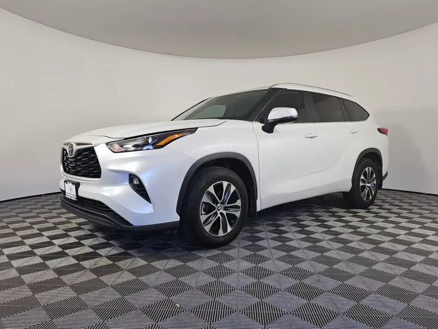 2023 Toyota Highlander XLE photo 1