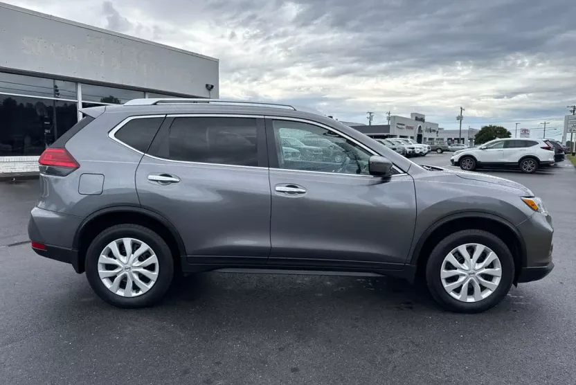 2017 Nissan Rogue S photo 1
