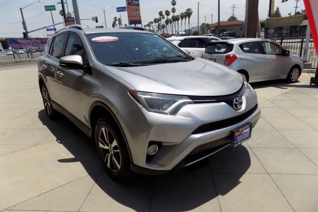 2016 Toyota RAV4 XLE photo 1