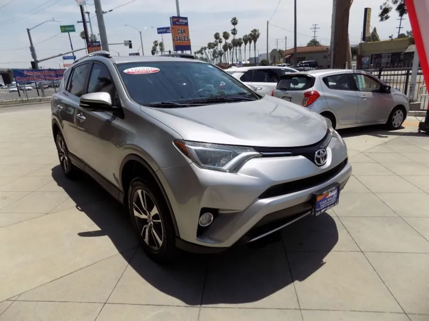 2016 Toyota RAV4 XLE photo 1