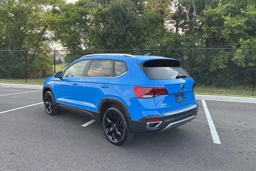 2023 Volkswagen Taos SE photo 1
