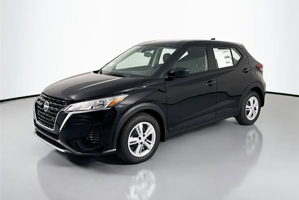 2025 Nissan Kicks Play S photo 1