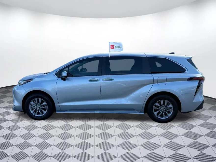 2023 Toyota Sienna XLE photo 2