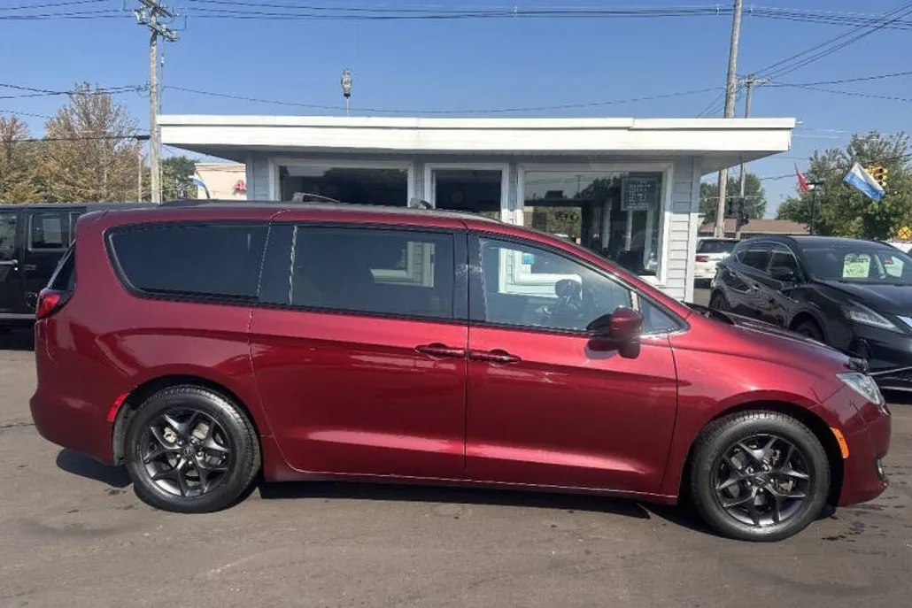 2019 Chrysler Pacifica Touring L photo 1