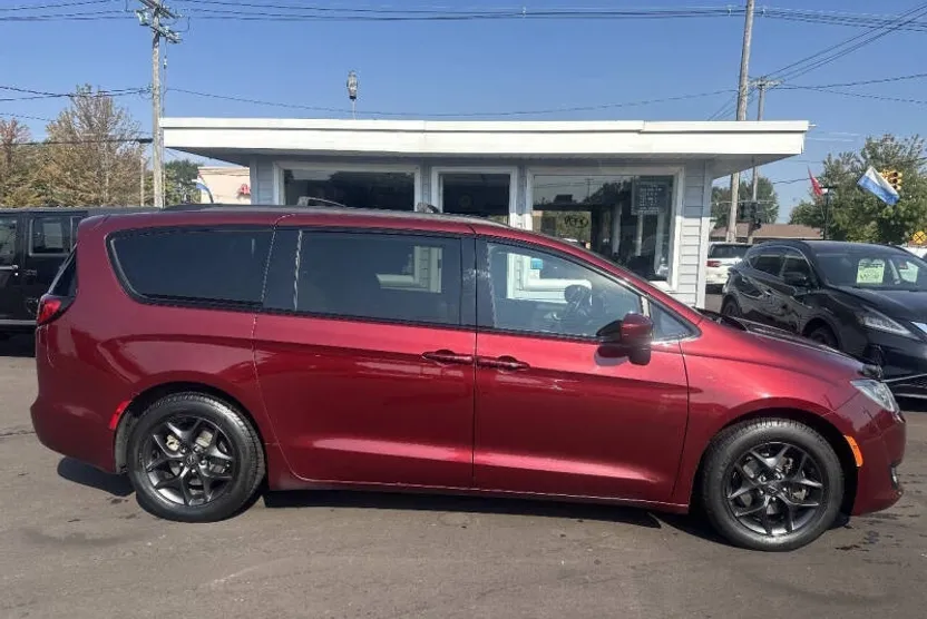 2019 Chrysler Pacifica Touring L photo 1