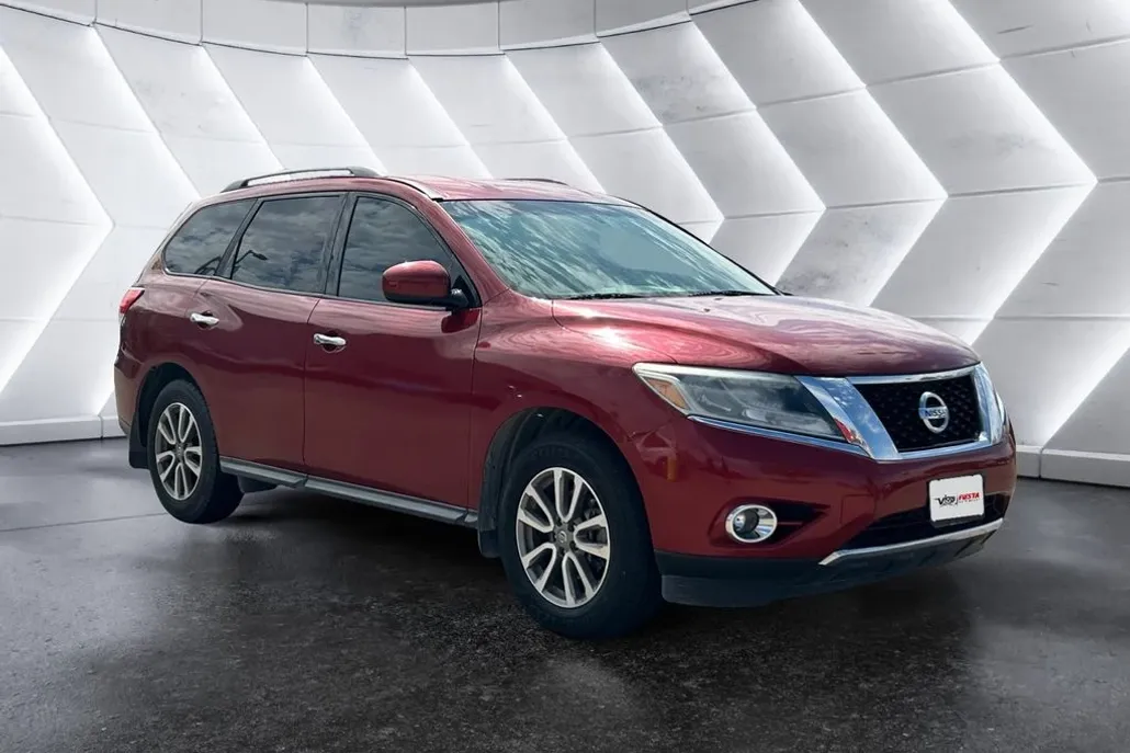 2015 Nissan Pathfinder SV photo 1