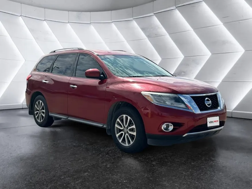 2015 Nissan Pathfinder SV photo 1
