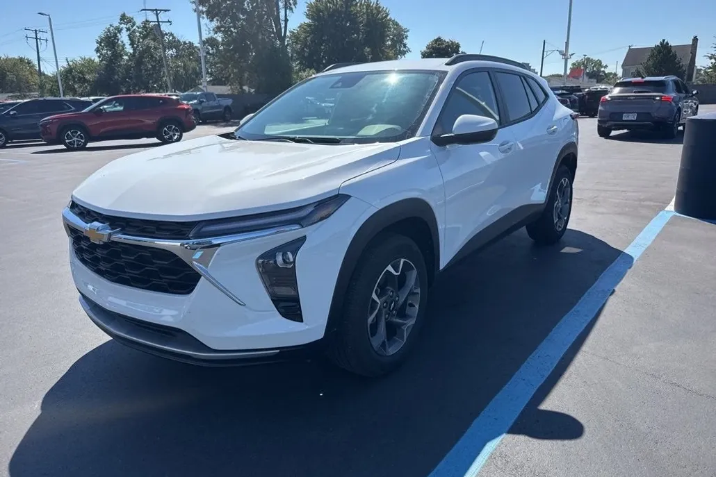 2024 Chevrolet Trax LT photo 1