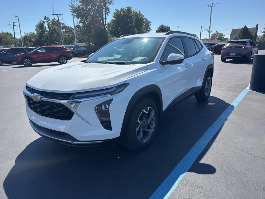 2024 Chevrolet Trax LT photo 1