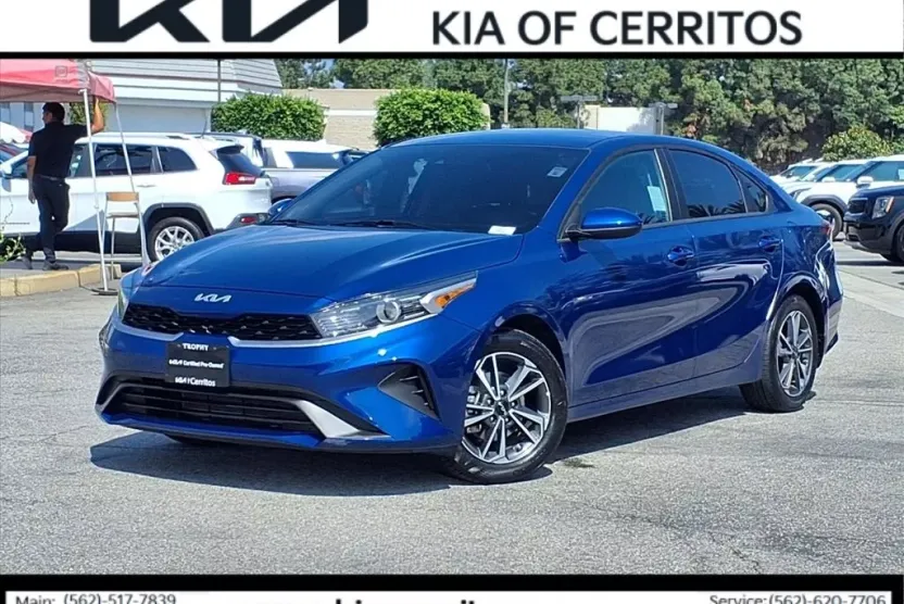 2023 Kia Forte LXS photo 1