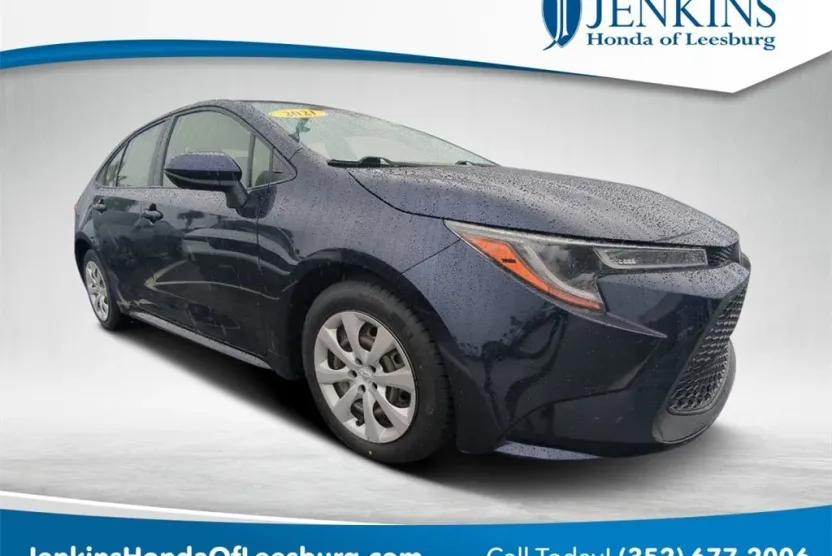 2021 Toyota Corolla LE photo 1