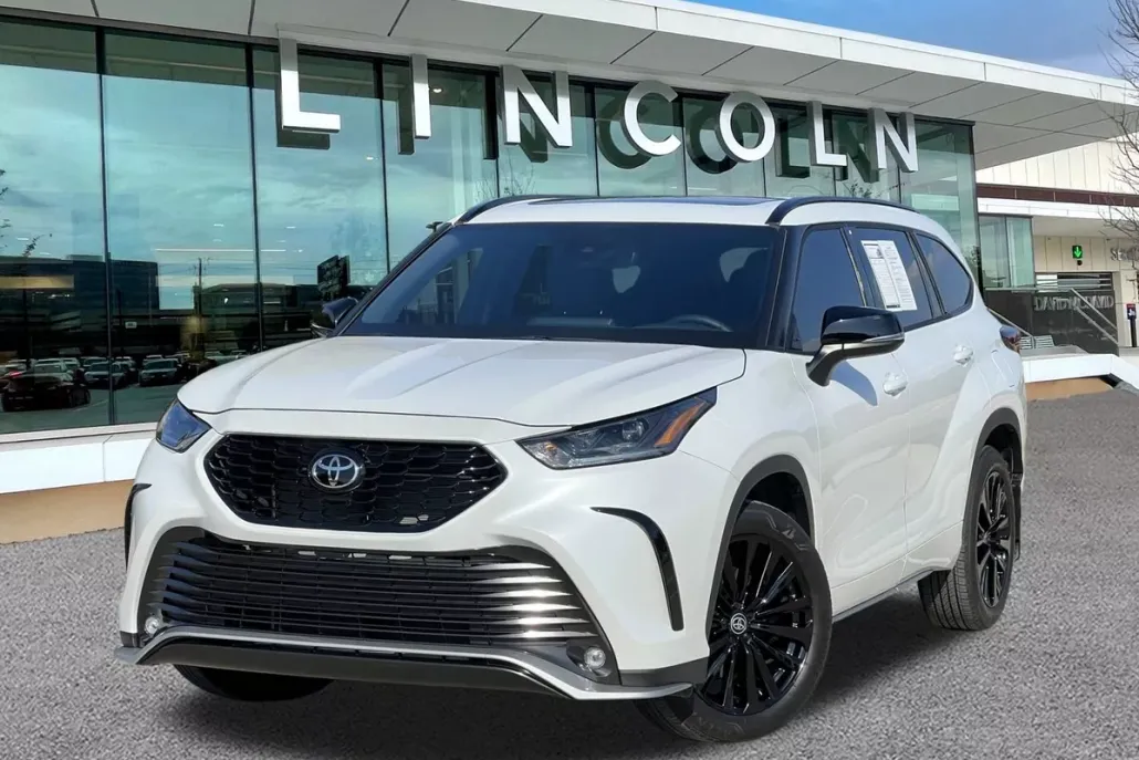 2024 Toyota Highlander LE photo 1