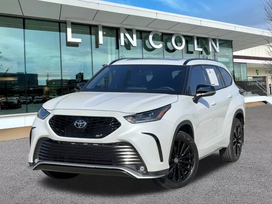 2024 Toyota Highlander LE photo 1