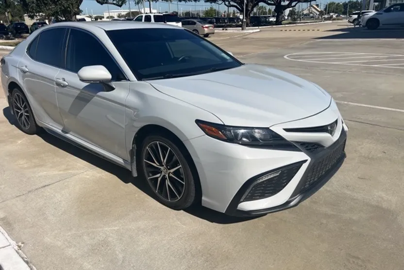 2022 Toyota Camry SE photo 1