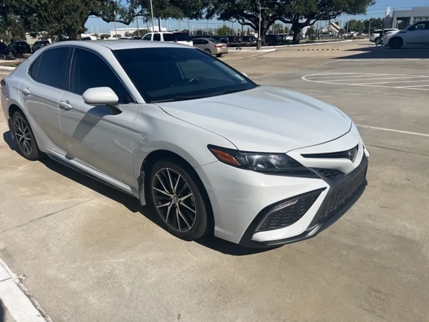 2022 Toyota Camry SE photo 1