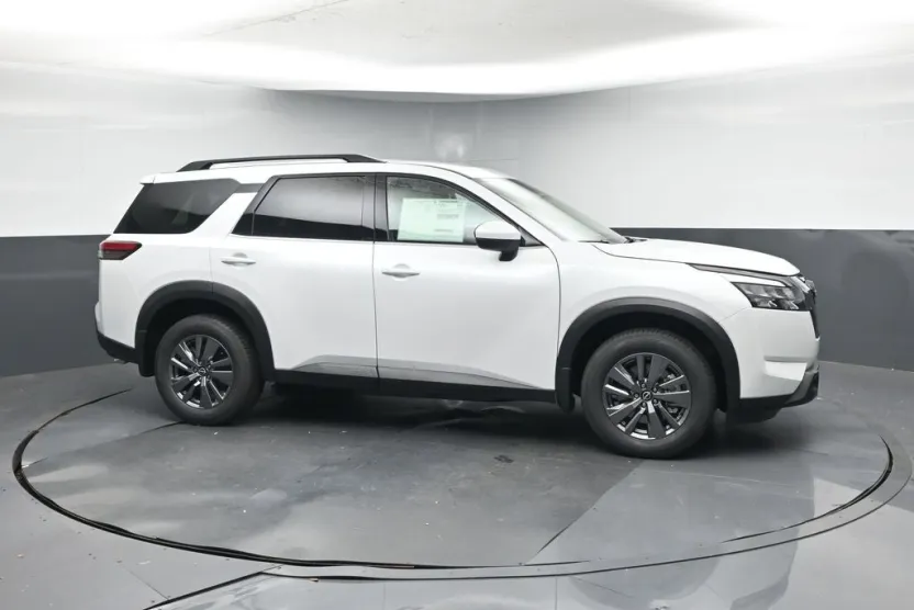 2025 Nissan Pathfinder SV photo 1