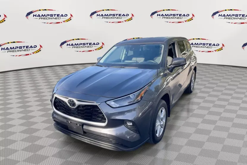 2024 Toyota Highlander LE photo 1