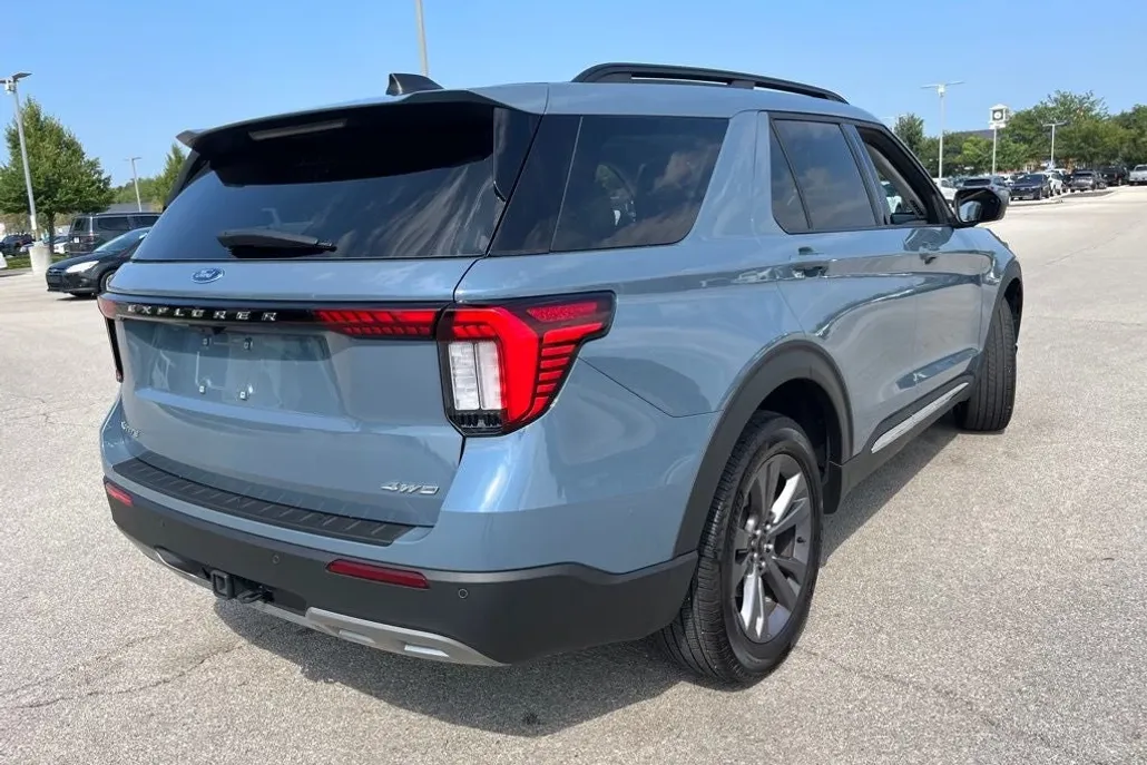 2025 Ford Explorer photo 1