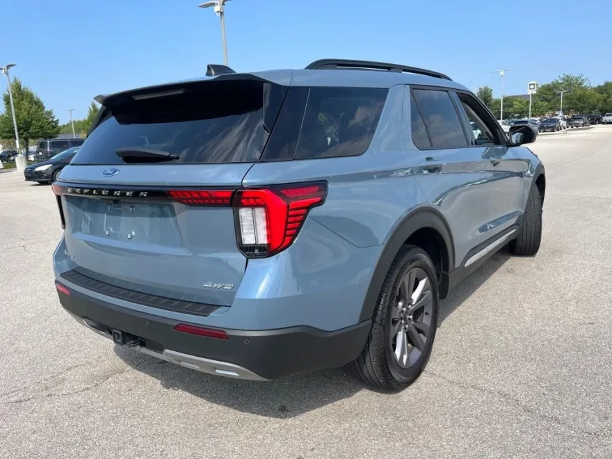 2025 Ford Explorer photo 1