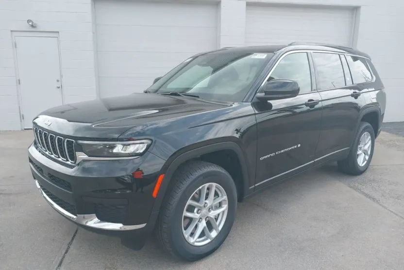 2025 Jeep Grand Cherokee Laredo photo 1