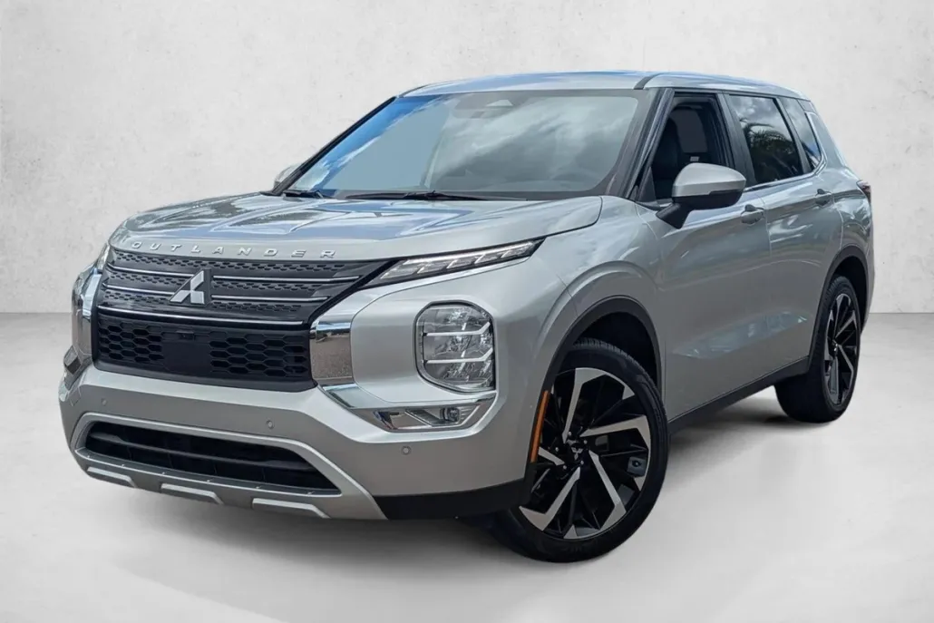 2023 Mitsubishi Outlander SE photo 1