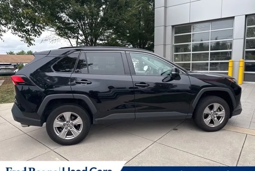 2022 Toyota RAV4 XLE photo 1
