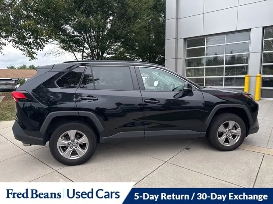 2022 Toyota RAV4 XLE photo 1