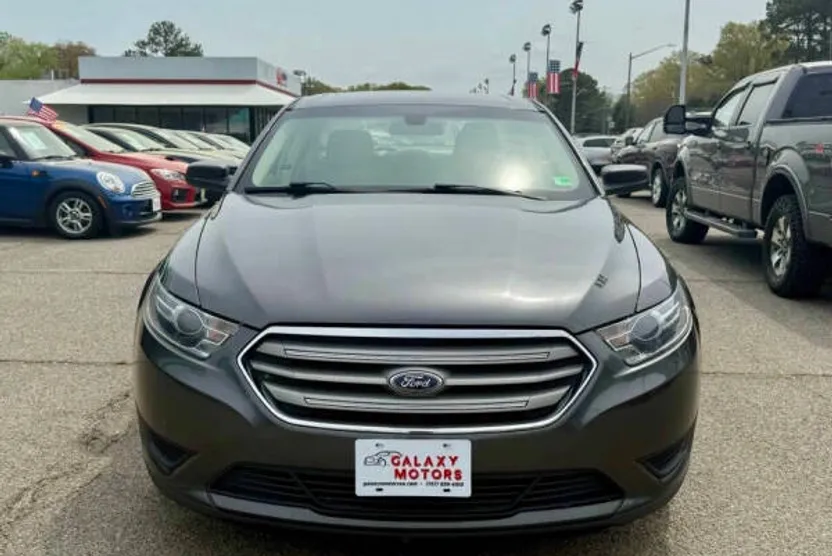 2016 Ford Taurus SE photo 1