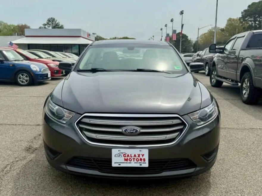 2016 Ford Taurus SE photo 1
